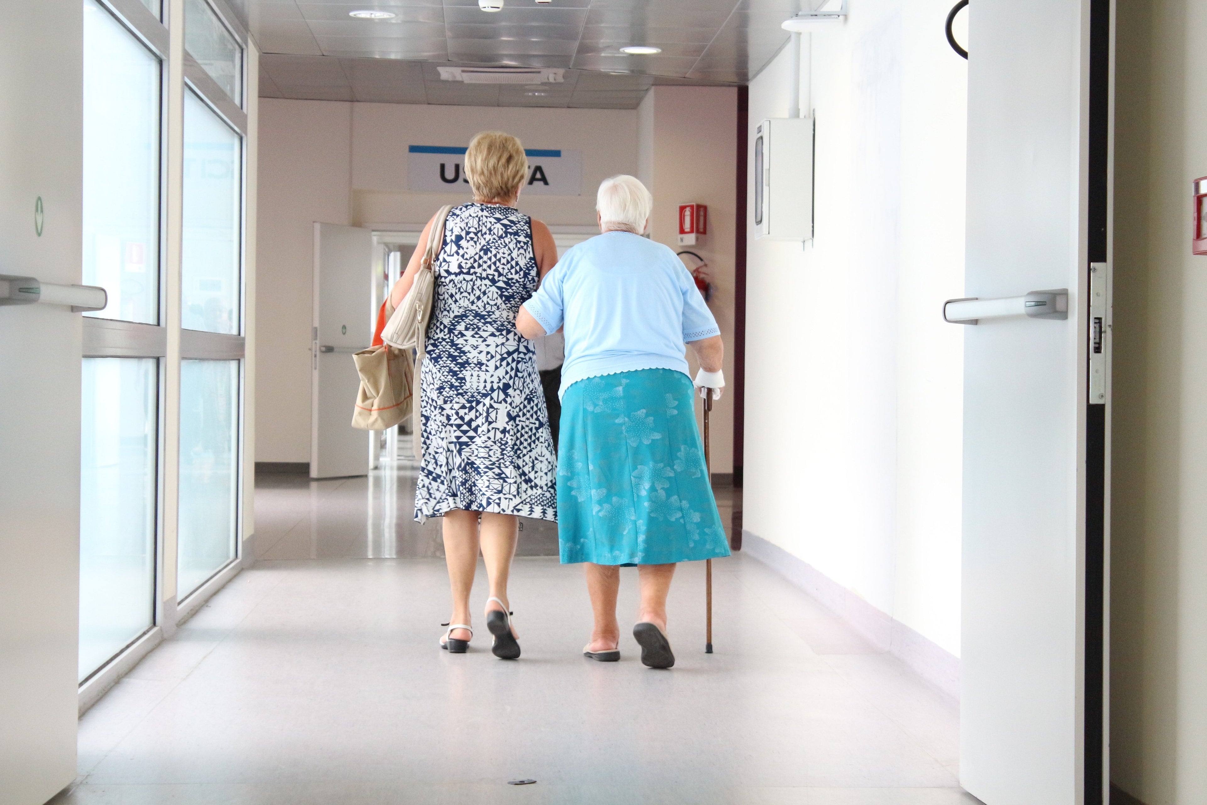 Comment choisir sa canne de marche : le guide complet 2025