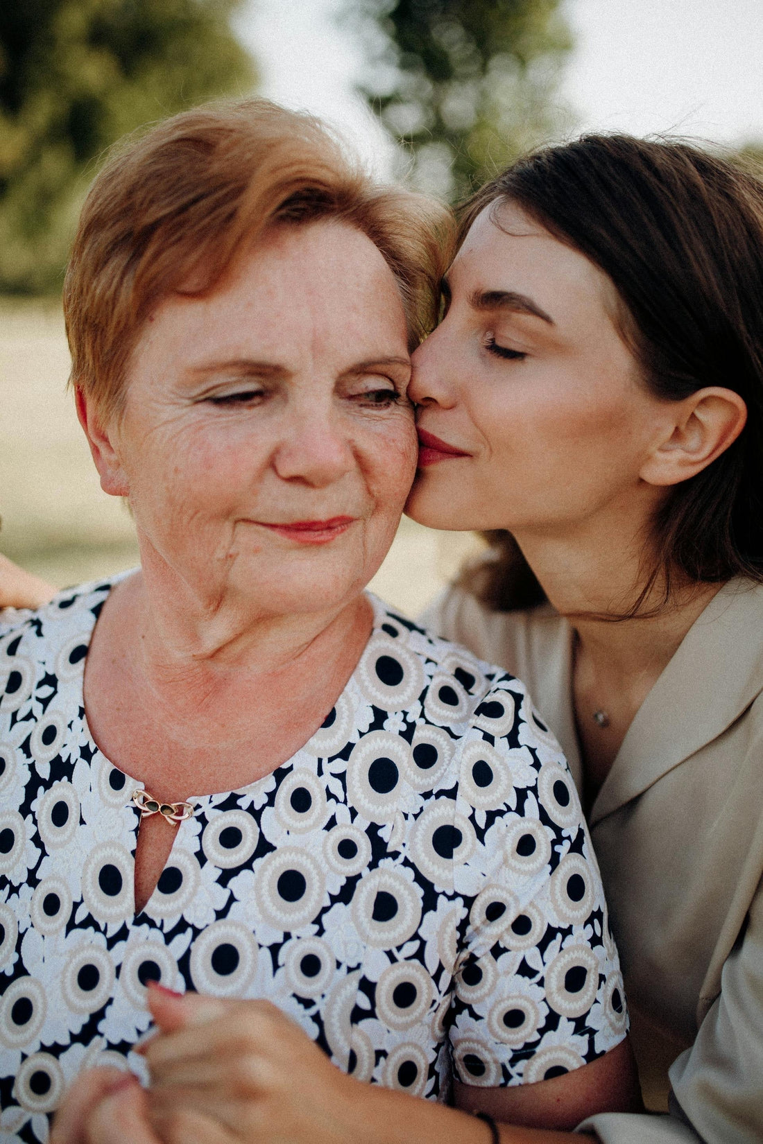 Mon proche senior a chuté : que faire ? Guide complet 2026