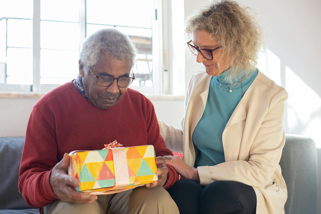 Quel cadeau offrir à un senior ? Les idées vraiment utiles en 2025